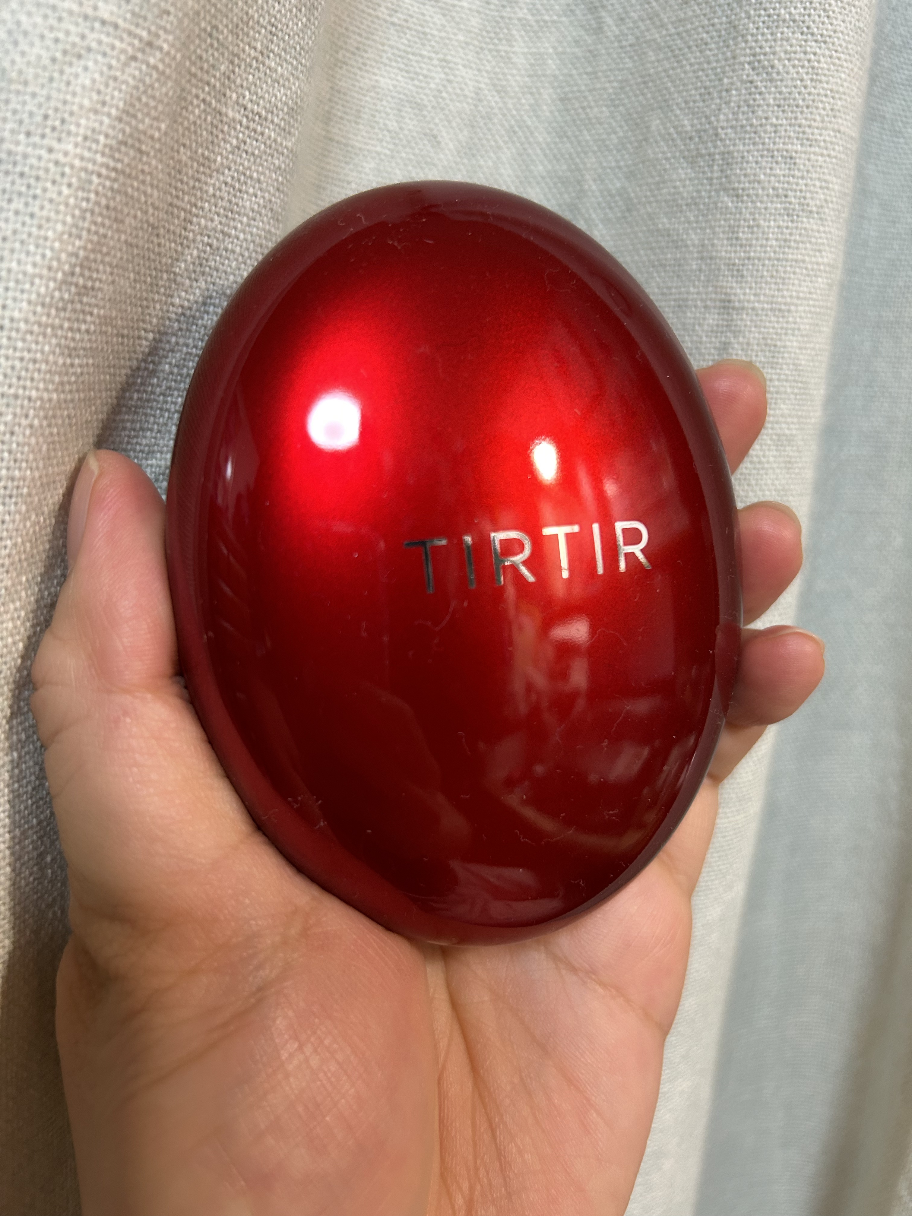 口コミどおりにカバー力がすごい！
ベッタリつけないで、軽く塗布してトントンする感じで、顔全体OKでした！
ベタつきはあるから、マスクに完全につかないってわけじゃないけど、乾けばつきにくい感じかも。
とりあえずしばらく使ってみます！