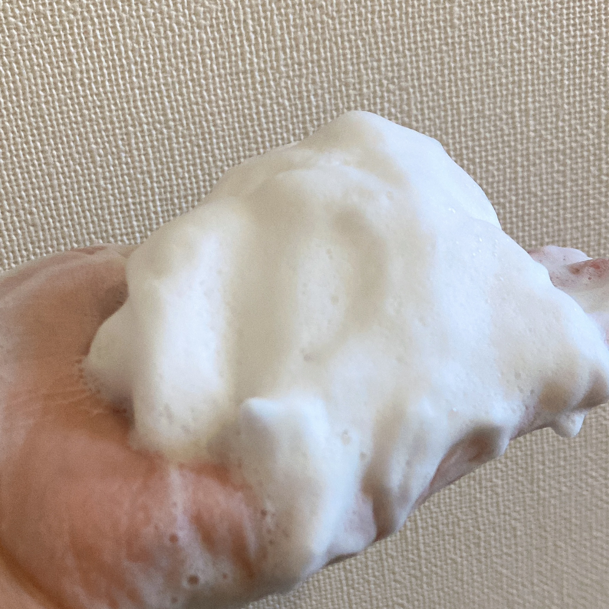 KANEBO カネボウ コンフォート ストレッチィ ウォッシュのクチコミ「少量でもこもこの泡ができます。
泡が濃密で顔を擦らずに洗顔できます。
もこもこの泡でも泡切れが.....」（3枚目）