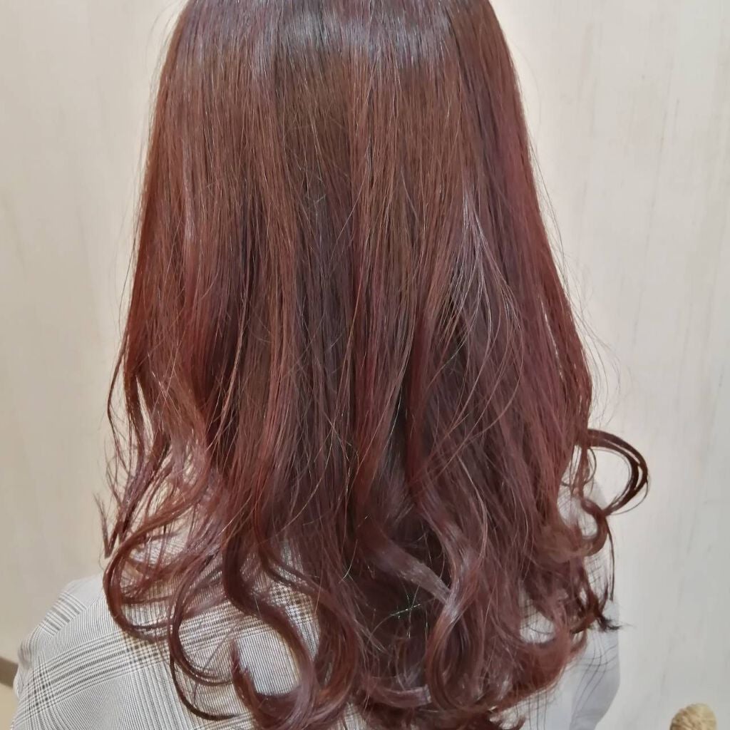 レッドブラウンの巻き髪ヘア