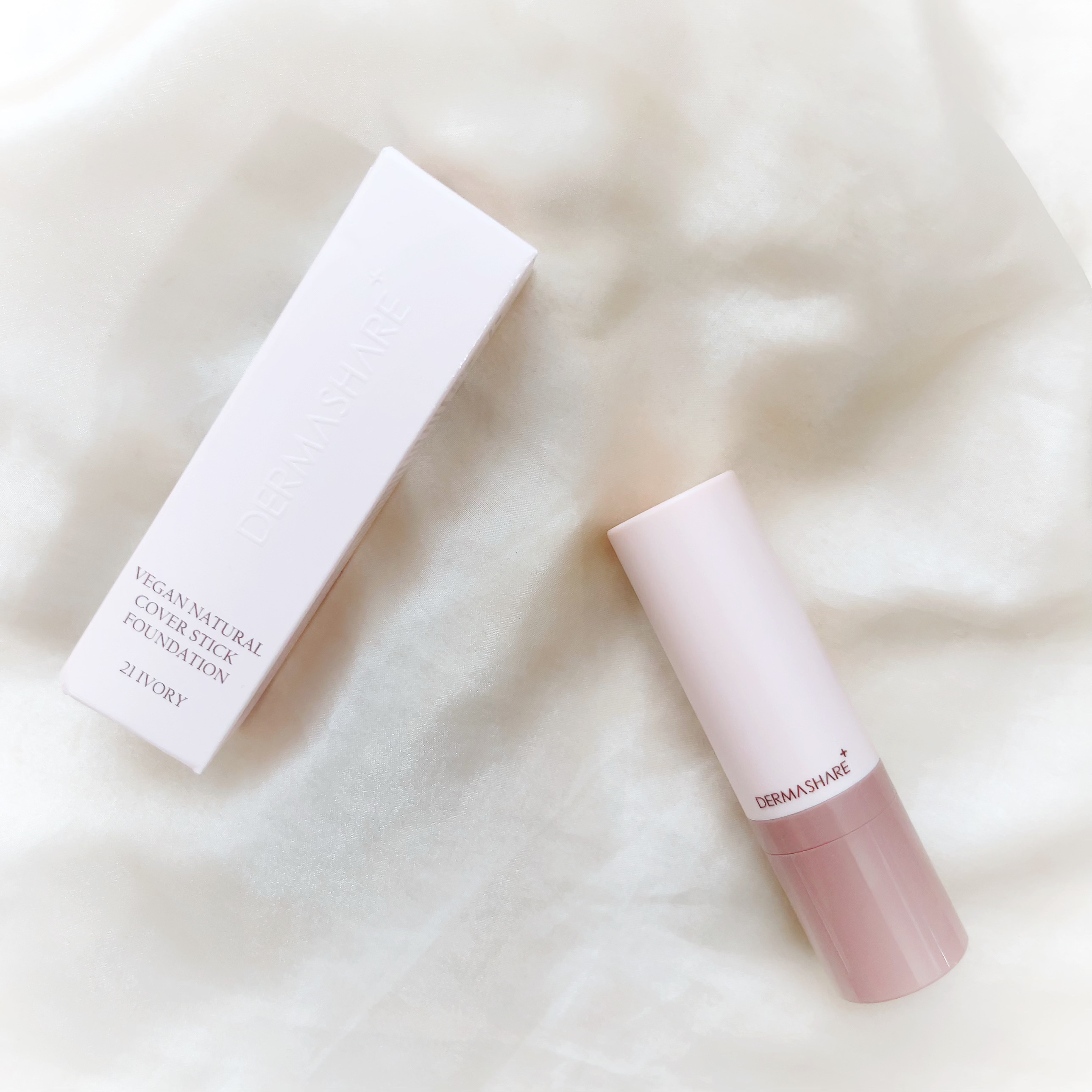 SPF50+・PA+++全2色持ち運びに便利なスティックタイプのファンデーション。

ブラシ付きで手を汚さず簡単にベースメイクを仕上げることができます。ブラシは取り外し可能で交換・洗浄ができ、衛生的です。保湿エッセンス配合で、スティック