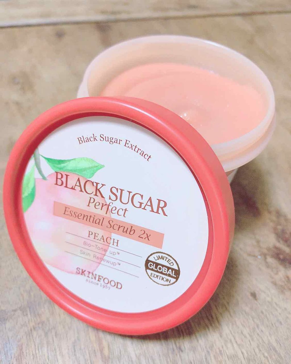 ブラックシュガーパーフェクト エッセンシャルスクラブ2Xピーチ/SKINFOOD/洗い流すパック・マスクを使ったクチコミ（1枚目）