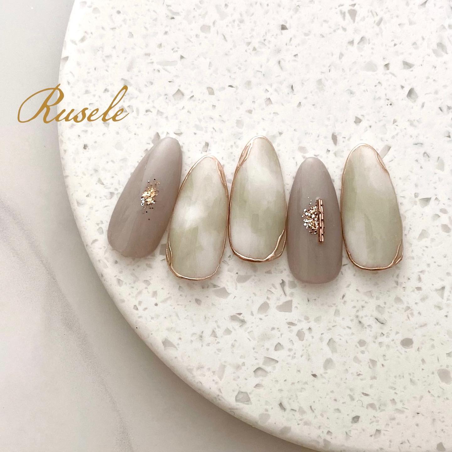 #ニュアンスネイル,#トレンドネイル,#ミラーネイル,#グリッターネイル,#チェーンネイル,#冬ネイル,#シェルネイル,#女子ネイル,#上品ネイルのネイルデザイン