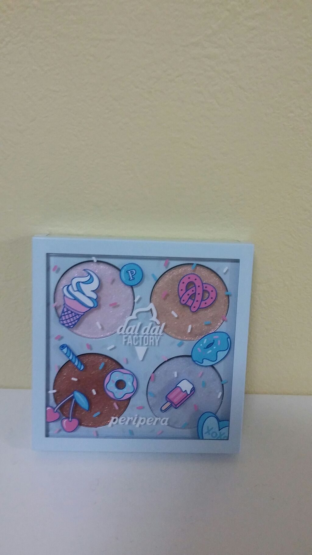 PERIPERA ペリペラ アイシャドウのクチコミ「完全にパケ買いです。お菓子みたいでカワイー💓Qoo10で1000円ほどでした！粉質はしっとり、.....」（1枚目）