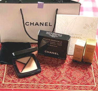 CHANELさんから
サンプルプレゼントの葉書が届いたので
受け取りに行ったら…
かなり前から気になっていた
パレットエサンシエルが
テスターのところに置いてあって✨

思わず
お試ししてもいいですか？