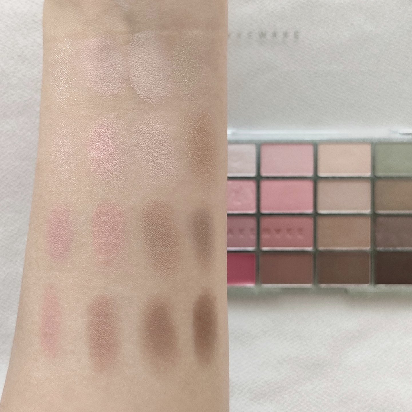 ソフトブラーリングアイパレット/wakemake/アイシャドウパレットを使ったクチコミ（3枚目）