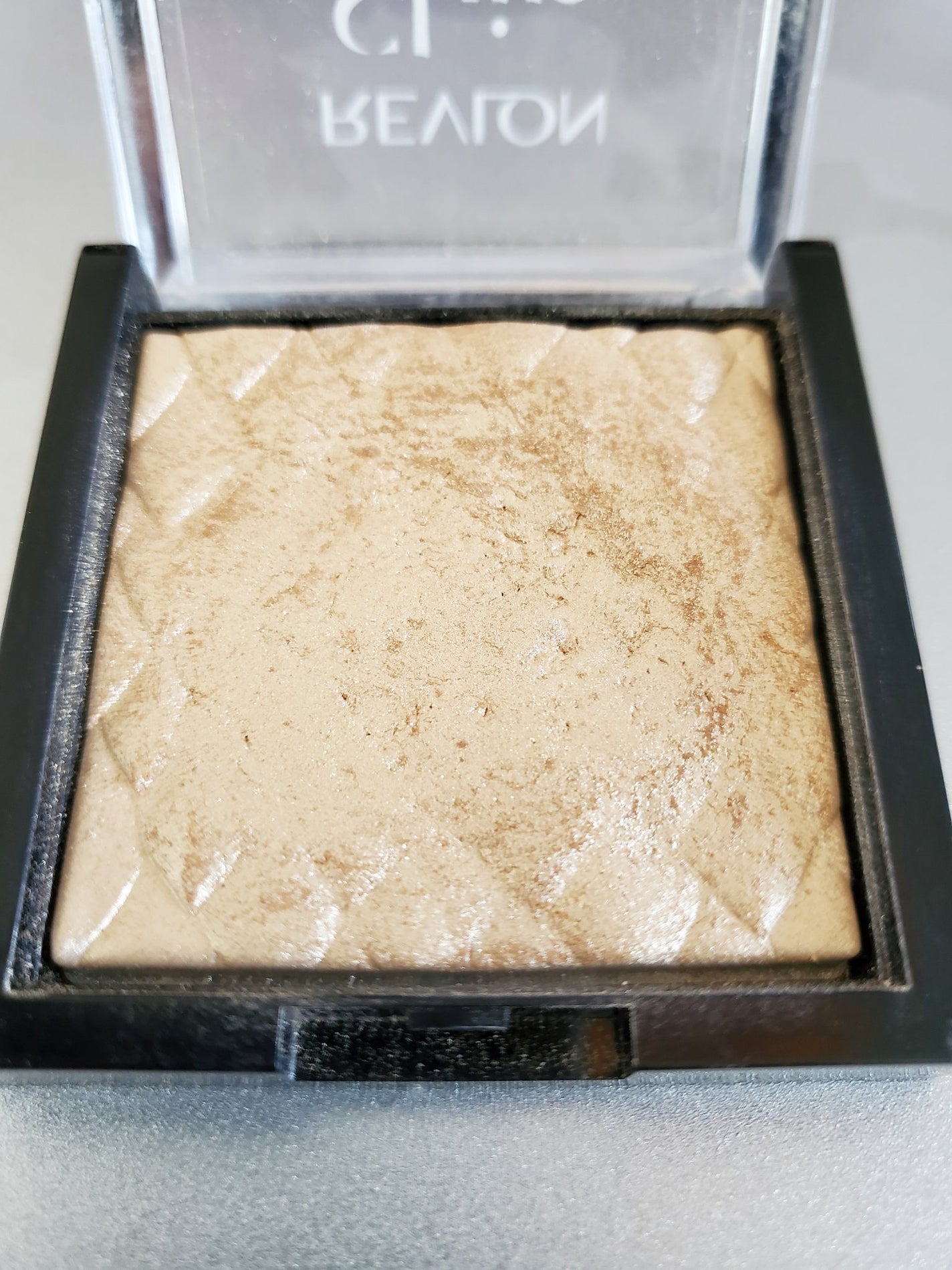 スキンライト プリズマティック ハイライター/REVLON/プレストパウダーを使ったクチコミ(2枚目)