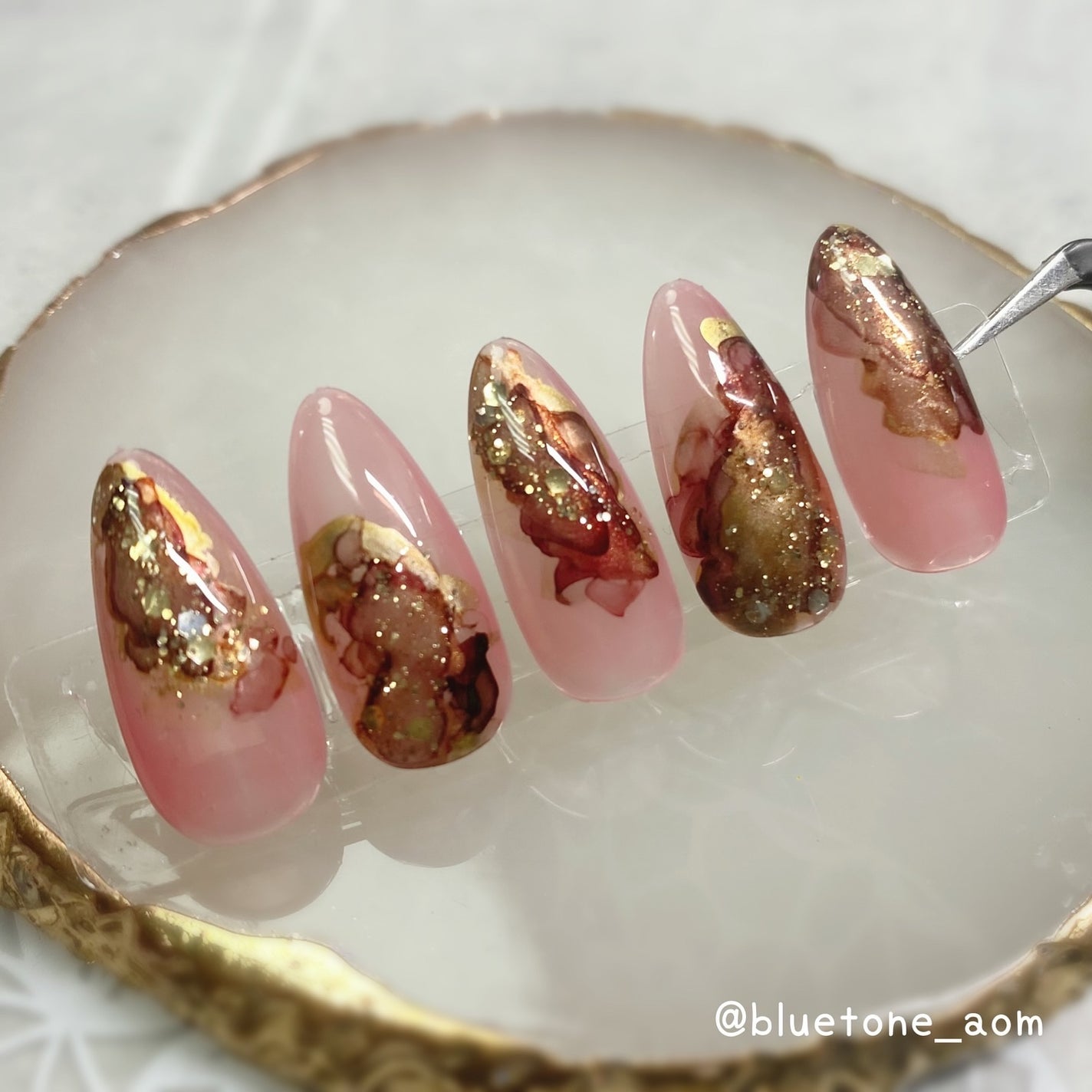 ⋆͛🦖⋆͛aomi on LIPS 「イチゴチョコみたいなニュアンスネイル美味しそう🤤🍓🍫インクやっ..」(3枚目)