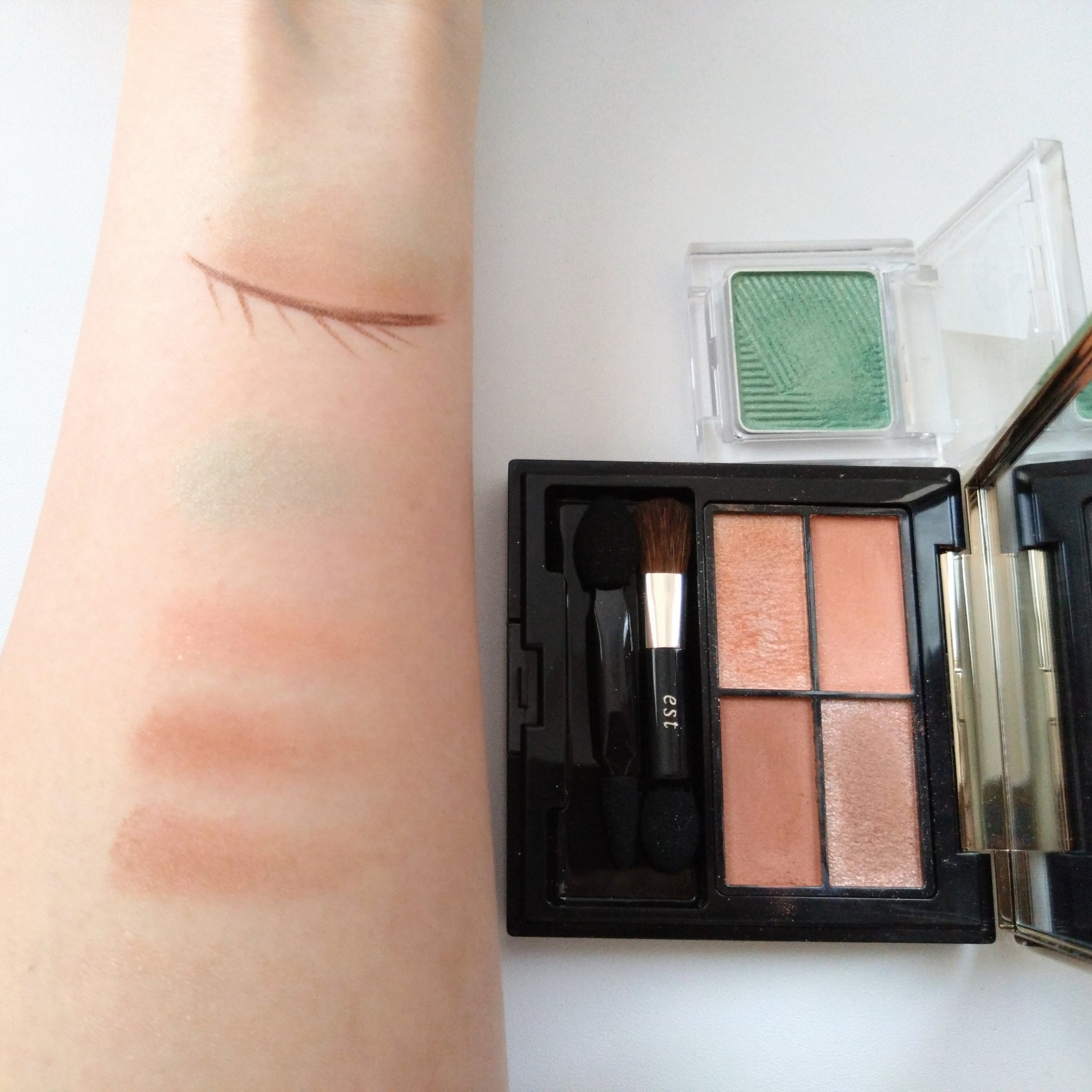 オーラデュウ プリズム イルミネーター ピコ 05 秋日和/SHISEIDO/単色アイシャドウを使ったクチコミ（3枚目）