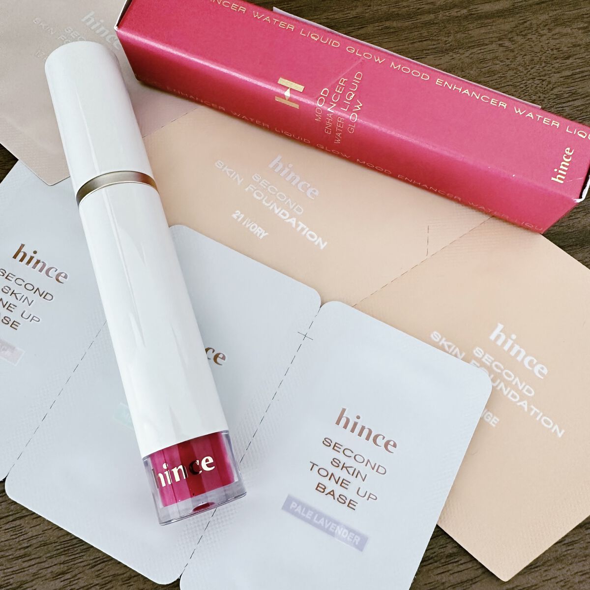 #hince
ムードインハンサーウォーターリキッドグロウ
W005 influence 

最高に可愛くて全色揃えたいくらいお気に入りのティント♡
パケの可愛さはもちろんのこと、チップが絶妙に塗りやすいし、色持ちも最高です！
やっぱりhin