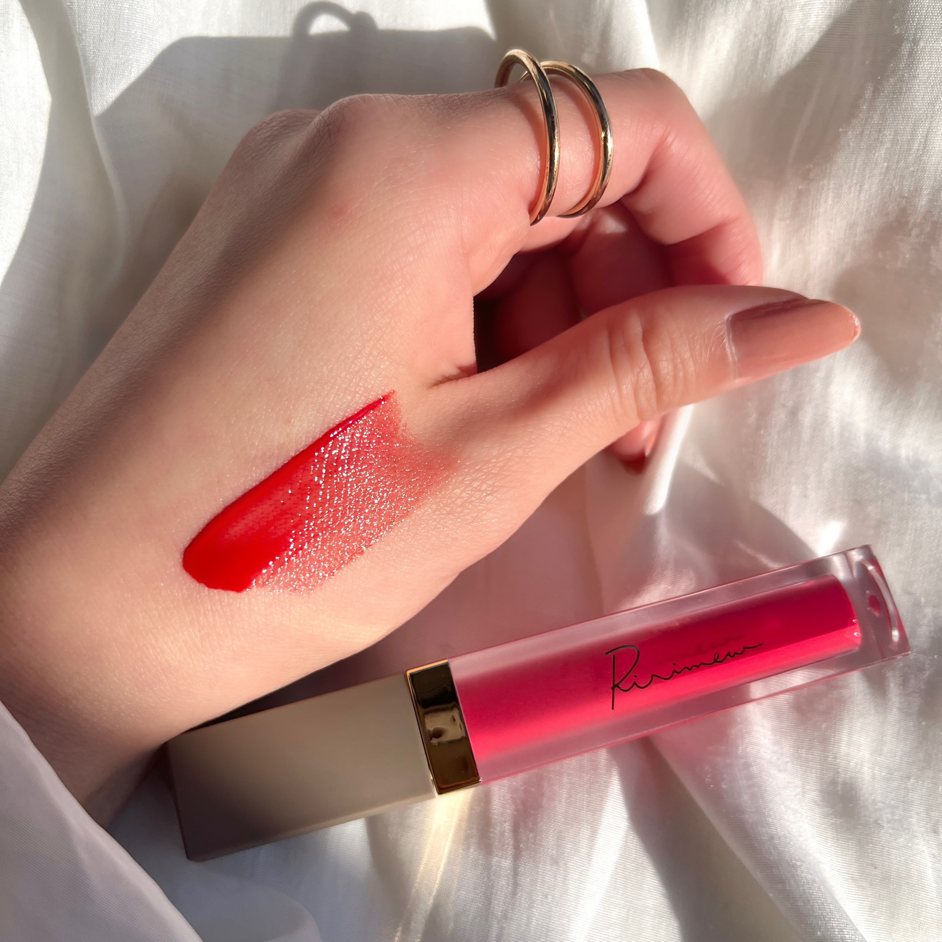 クリアな透け感のある赤リップ💄パピーレッド

これ一本でももちろん
ティントで色が残るので、ベースに仕込んだり…
唇の中心に塗ってグラデーションにしたり💕


華やかなカラーなのでしっかり塗ればリップが主役になります🌹

そしてこの色