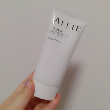 ALLIEのプロモーションに参加中

 

アリィー クロノビューティ ジェルUV EX

 

花王株式会社様より、アリィー クロノビューティ ジェルUV EXを頂きました。

 

メーカー：花王

ブランド：アリィー(ALLIE)

商品名：アリィー クロノビューティ ジェルUV EX

容量： 90ｇ

価格：2,310円（えりぃ調べ）

 

 

デコルテ・うなじまで全身ツヤ肌仕上げしてくれるジェルUVであり、
みずみずしいジェルが素肌にすーっとのびて均一に密着！
うるおってベタつかずキレイがつづく汗・水こすれに強いUVジェルです

 

〇ビーチフレンドリー処方　環境に配慮した設計（水環境リスク評価済）
〇マスク・タオル等につきにくいフリクションプルーフ
〇水に抜群に強く落ちにくい機能スーパーウォータープルーフ
〇汗に強く落ちにくい機能スウェットプルーフ
〇チリ・ほこり・PM2.5・花粉等の微粒子汚れの付着を防ぐ※
（※すべての微粒子汚れの付着を防ぐわけではありません。）
〇環境に配慮したパッケージ
〇無香料・無着色※
（※配合成分の特性により、原料由来のにおいがすることがあります。）

 

 

チューブ容器で、くるくる回して開けるタイプの蓋です。

 

白色のジェルとミルクの中間のようなテクスチャーで伸びが良いです。

 

べたつかず馴染んでくれ、しっとりしたつけ心地です。

 

軽いつけ心地で、キシキシ感がありません。

 

艶やかな仕上がりで、デコルテ・うなじなど全身ツヤ肌仕げができますよ。

 

艶やかな仕上がりといってもうるおい感のあるごく自然な仕上がりです。

 

汗・水・こすれに強い、・マスク・タオル等につきにくいフリクションプルーフ・水に抜群に強いスーパーウォータープルーフ・汗に強いスウェットプルーフなので、これから暑くなっていく季節に心強いです。

 

SPF50＋・PA＋＋＋＋でこの軽いつけ心地は嬉しいです。

 

全身ツヤ肌に仕上げられて、べたつかない使用感でお気に入りです。

 

蓋がワンタッチで開けらると良いなと思いました。

 

 

ジェルUV EX 公式ホームページはこちら

 

花王株式会社様より頂きました。

この度は素敵な機会を頂き感謝申し上げます。また機会がありましたら、よろしくお願い致します。

 

#PR #ALLIE　#アリィー　#アリィークロノビューティジェルUVEX　#日やけ止め　#日やけ止めジェル　#UVカット　#UVケア　#コスメ　#スキンケア　#花王　#花王株式会社　#ツヤ肌の画像 その0