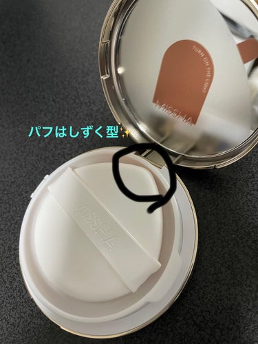 MISSHA グロウ クッション〈カバータイプ〉
購入して見ました😊


最近クッションファンデ沼(*´∇｀*)にハマりつつある私……😅
手も汚れないし、テクニックいらずで楽に塗れ、しかもしっとり綺麗にしあがるのがすごくよくて、
色々見てます✨️


その中で、購入に至ったのは、
MISSHA グロウ クッション〈カバータイプ〉です😘

クッションファンデといえばMISSHA！
ビタＣプラスの美容液持ってるし、安心かなと😊

グロウ クッションには〈カバータイプ〉と〈ライトタイプ〉がありますが、
viseeのバームファンデで物足りなさを感じたので、〈カバータイプ〉を選んでみました！

結果は大正解💮💯
薄づきながらもハイカバーで、しっとり水光仕上がり✨️
少量で伸びもよく、綺麗に仕上がります😍

日焼け止め効果も
SPF40 PA＋＋でしっかりとある割には
肌への負担が少なく感じます💫✨

マスクプルーフ処方とあるように、今のところマスクにも付いていません！
夏になって、汗かいたらまた違うのかな？

崩れも今のところ気にならず、1日仕事して化粧直しせずに過ごしても、特に崩れていませんでした！！夜になっても乾燥は感じませんでした！
オフィスワークなので汗もかかないしあんまりあてにならないかもなので、外で1日過ごしてみてまた検証しようと思ってます( *´꒳`*)

これはお気に入りのクッションファンデになりそうです😍の画像 その1