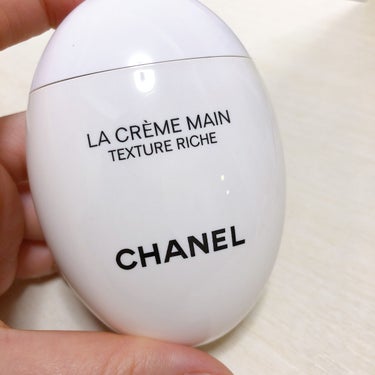 CHANEL
ラ クレーム マン　リッシュ
¥7150


たまご型のつるんとした見た目がかわいいシンプルなデザインのハンドクリーム❤️

この形のハンドクリームは他に見ないので、使ってたらすぐCHAN