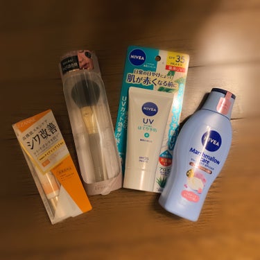  以前LIPSで購入したものたち

①ニベアUV 薬用エッセンス (SPF35 PA+++)
★★★☆☆
SPF/PA値が低めの日焼け止め(室内/冬用に)を探していて購入したもの。
「化粧下地としても使える」とあるけど、個人的には下地に向いていないと思ってしまった…スキンケア用品との相性や肌の状態による色々が原因だとは思うけど、必ずと言っていいほどモロモロが出てきてしまうし、気をつけて塗って化粧済ませたとしてもいつもと同じファンデ等を使用しているのに崩れやすくなってしまった……。
化粧しないけど室内でも紫外線が気になる時にはちょうど良いです。
まあ上手く使いこなせなかったのでリピはしないかな🥲少し清涼感のあるところも苦手でした…。

②マシュマロケアボディミルク シルキーフラワーの香り
★★★★☆
割と適当に選んでしまったやつですが、良かった！
ミルクとジェルの間くらいのテクスチャーでベタつかないのに潤う😶‍🌫️
香りも万人ウケしそう…

③フェリセラテノン チークブラシ
★★★☆☆
チークブラシだけど、パウダー用として使用してます。
肌あたりは優しく粉含みも良い、のに肌に乗りにくい気がする。
チーク用だからそりゃそうかと思いつつ、うーん…となってしまった。

④CEZANNE リンクルホワイトアイクリーム
★★★★☆ 
ひどい時は粉拭いたりするくらい本当に冬の目元の乾燥が気になっててアイクリームいろいろ試してるんですが…これはこっくりテクスチャーで、他のもので感じた時間が経つとちょっと塗ったところがカピカピになる感(?)もなくて、何より有効成分としてナイアシンアミド配合なのにこの価格バグりすぎてて好き。
★4の理由は、コスパが良いからリピートしたいと思いつつも、まだいろいろ試してみたいと思っているからです。

#お守りスキンケア情報 #日焼け止め #ボディクリーム #メイクブラシ #アイクリーム の画像 その0