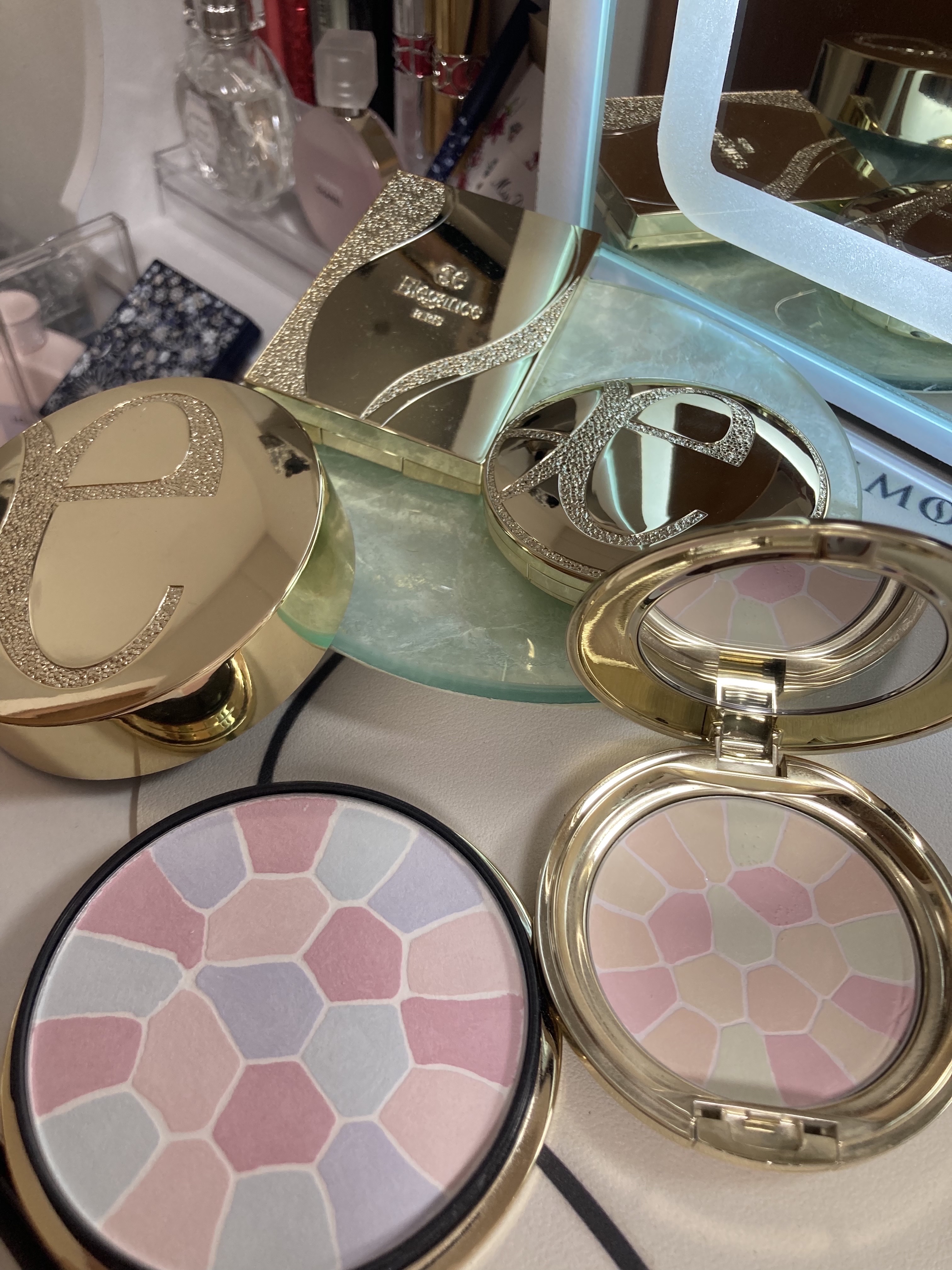 リファイン ヴェルヴェティ ファンデーション/Elégance/パウダーファンデーションを使ったクチコミ（2枚目）