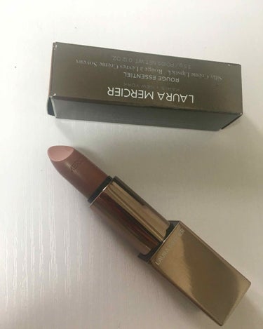 ローラメルシエ シルキークリームリップスティック 05です💄

赤みのあるブラウンリップで使いやすいです。
それほど濃いブラウンリップではありませんが顔色が沈んでしまう方もいるようなのでTUはされた方が