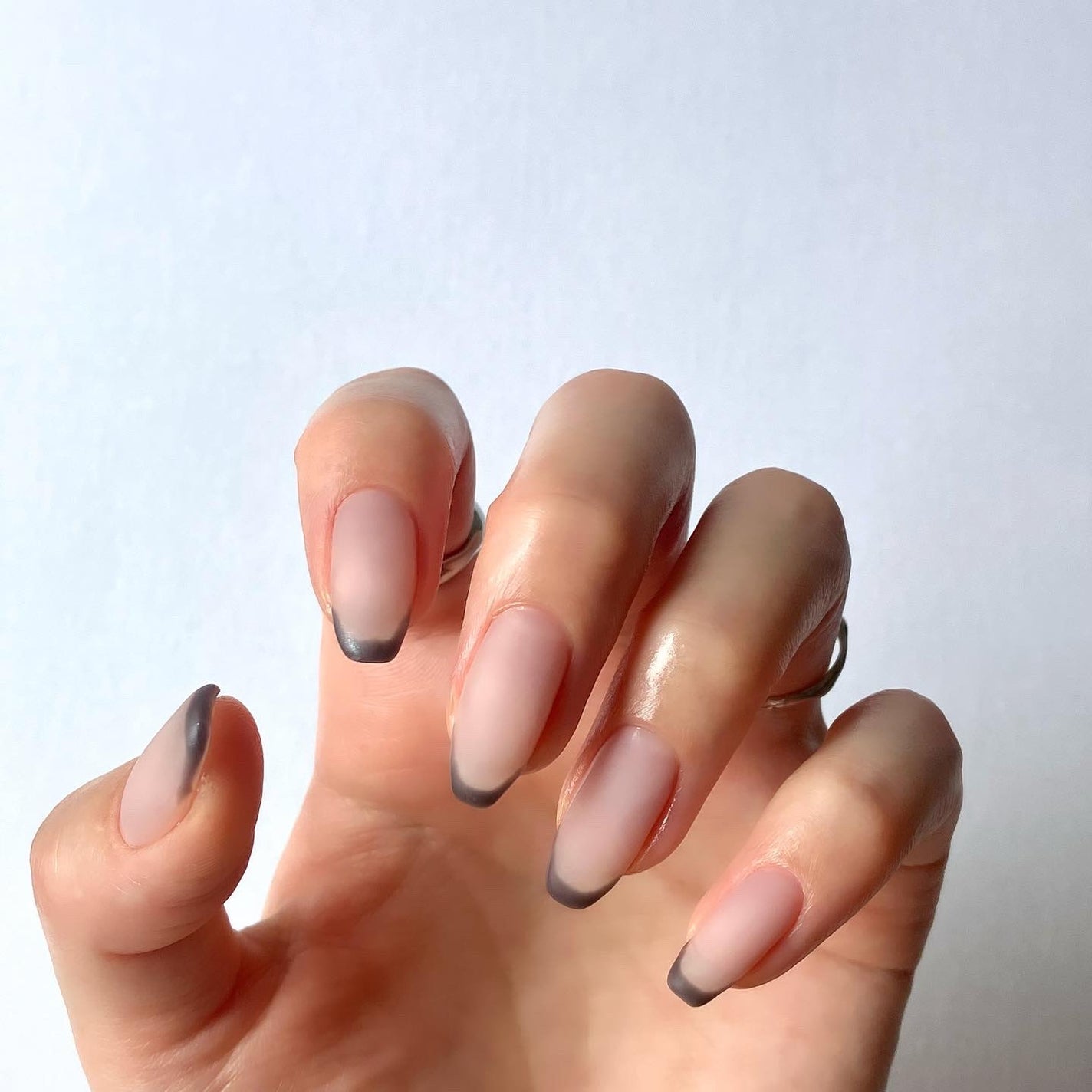 sato 🕊 self nail🫧🤍 on LIPS 「すりガラスのようなマットなフレンチネイルベースにスジを入れてほ..」(1枚目)