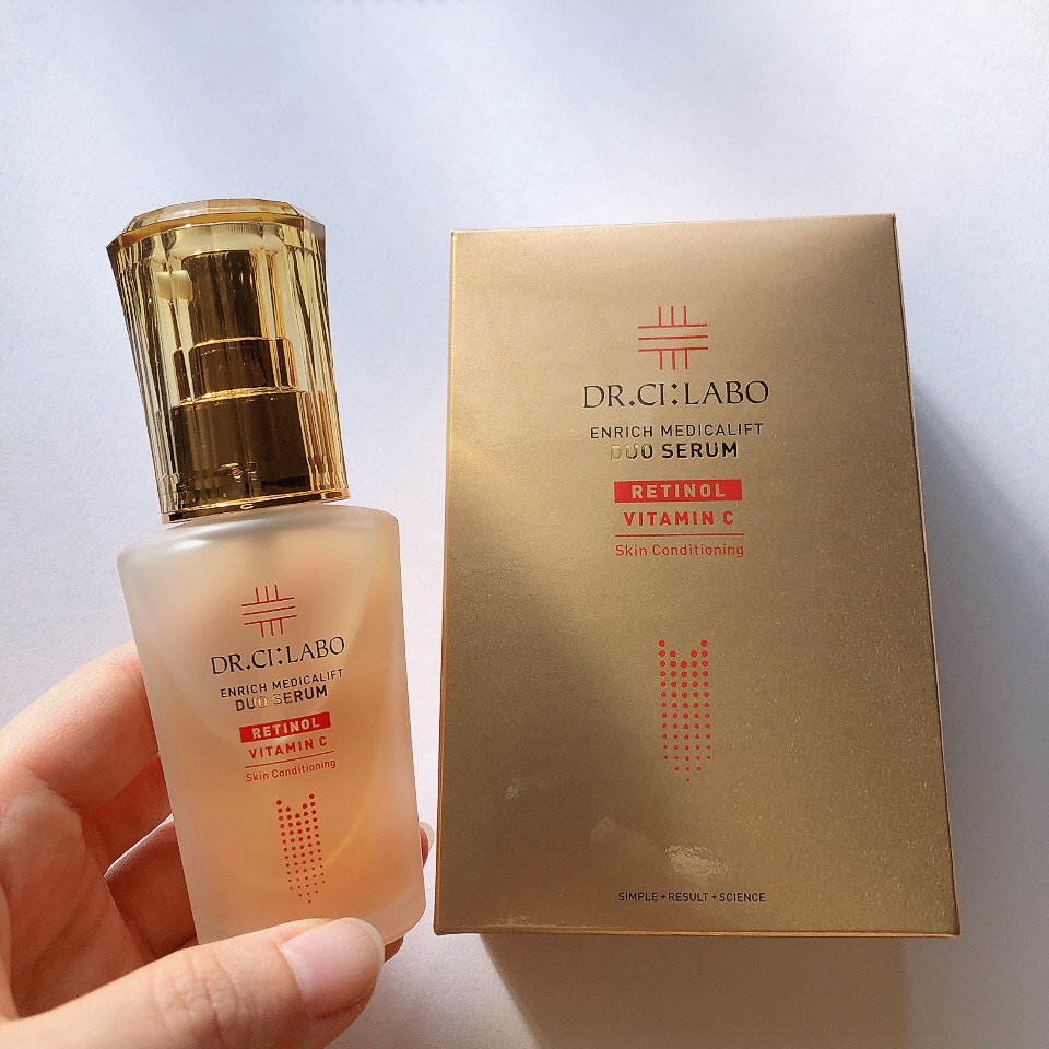 ドクターシーラボⓇ
エンリッチ メディカリフト デュオセラム

純粋レチノールとビタミンCを配合した美容液です

直前に振ってから使うことでフレッシュな状態でお肌に届きます

サラッとしてるけどオイルのようなうるおいも感じました

柑橘系の