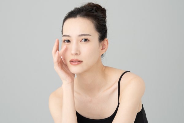 アップスタイルの女性