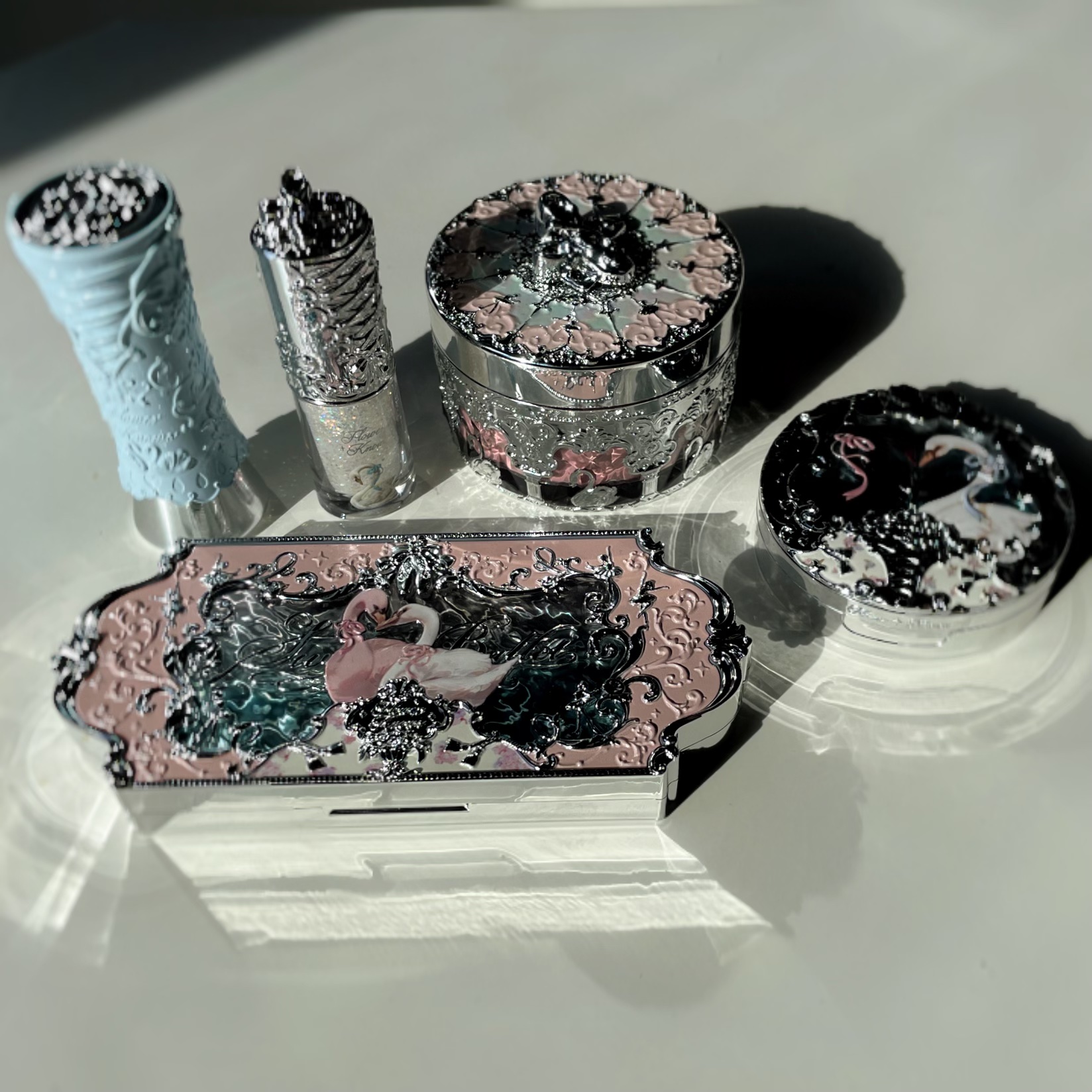 フラワーノーズ スワンバレエシリーズ ブラッシュコンパクト 04 プリューシュ/FlowerKnows/パウダーチークを使ったクチコミ（1枚目）