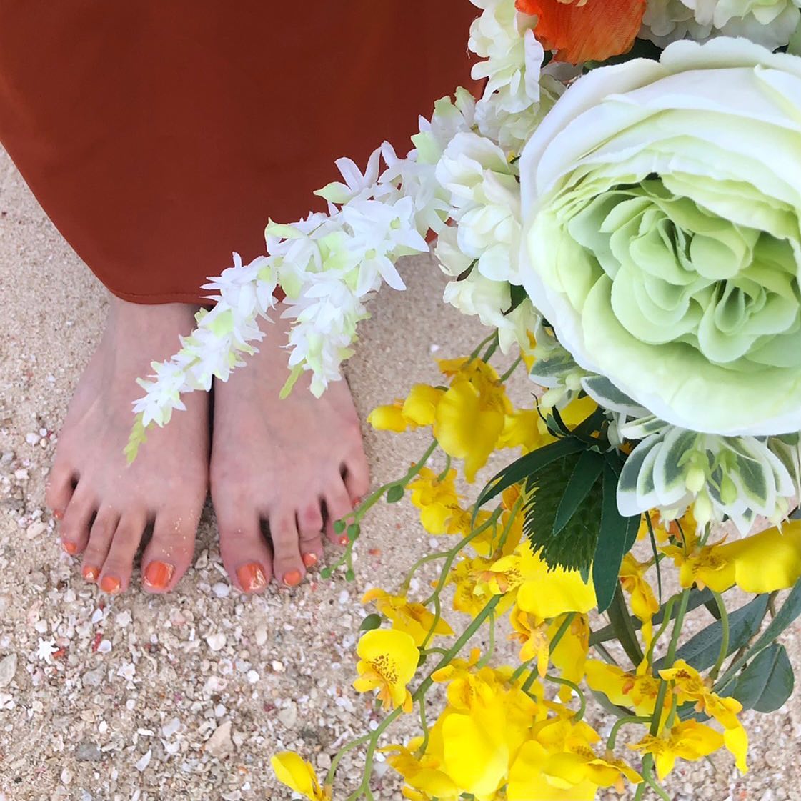 kanna on LIPS 「・・・テラコッタでニュアンスフット🦶🧡こちらもフォトウエディン..」(1枚目)