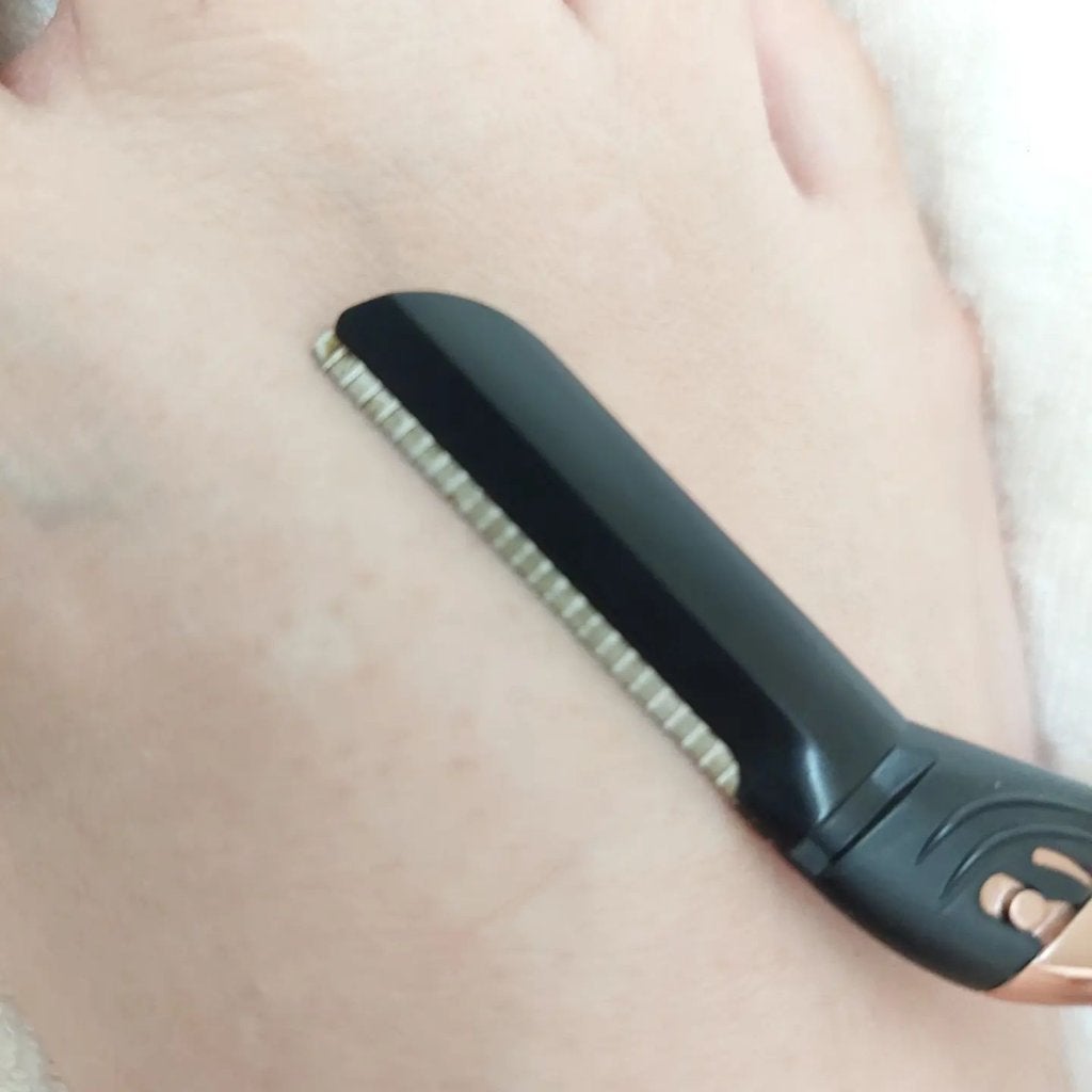 siki on LIPS 「【 トーンアップフェイススムーサー 】シックの高級剃刀!お顔の..」(2枚目)