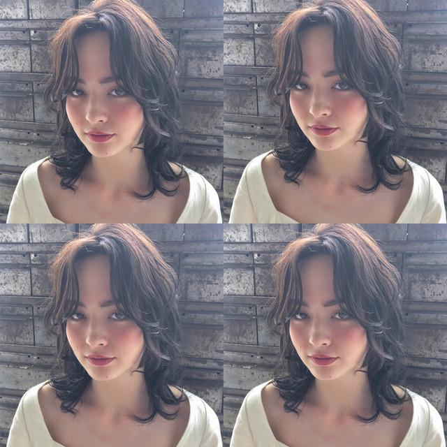 韓国風前髪アレンジをした女性