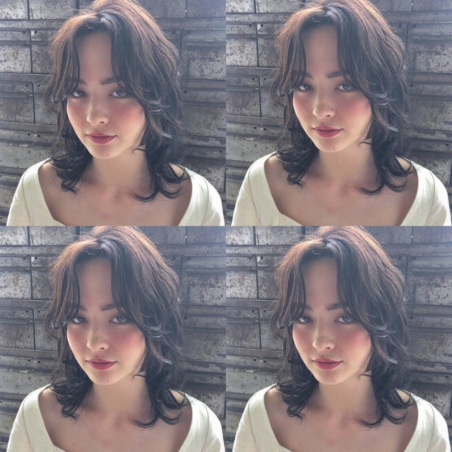 韓国風前髪アレンジをした女性