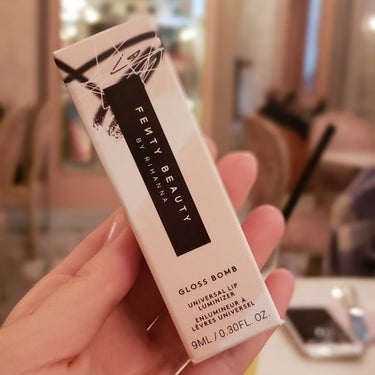 こんにちは😊

ずっと欲しかった Fenty beauty Gloss bomb を旅行先で購入♪
色は最初に発売された Fenty glow にしました!

容器は丁度良いサイズ、そして高級感？良いも