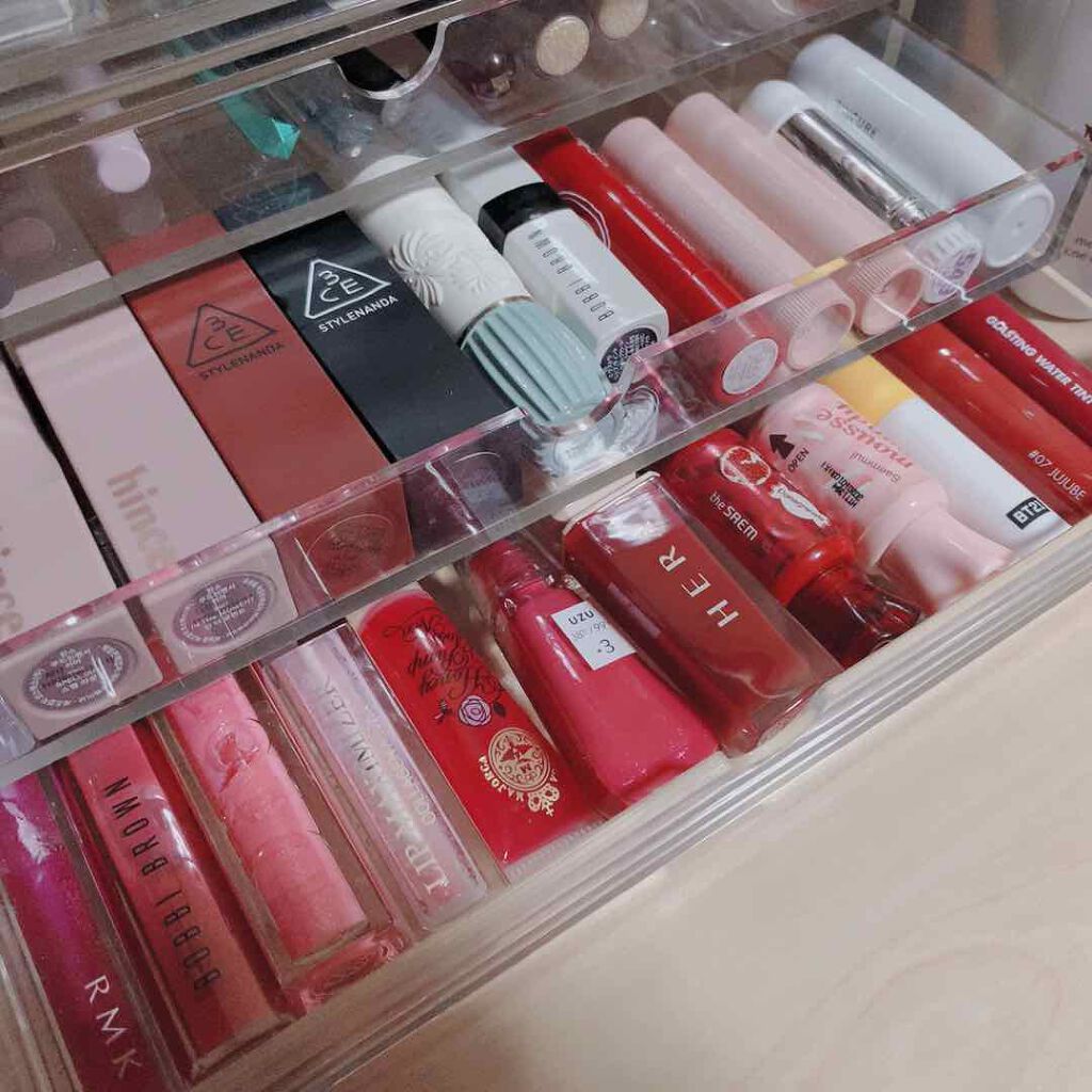 R i l y on LIPS 「社会人4年目OLのコスメ収納について🕊𓈒𓂂𓏸今回は私の部屋で一..」(4枚目)