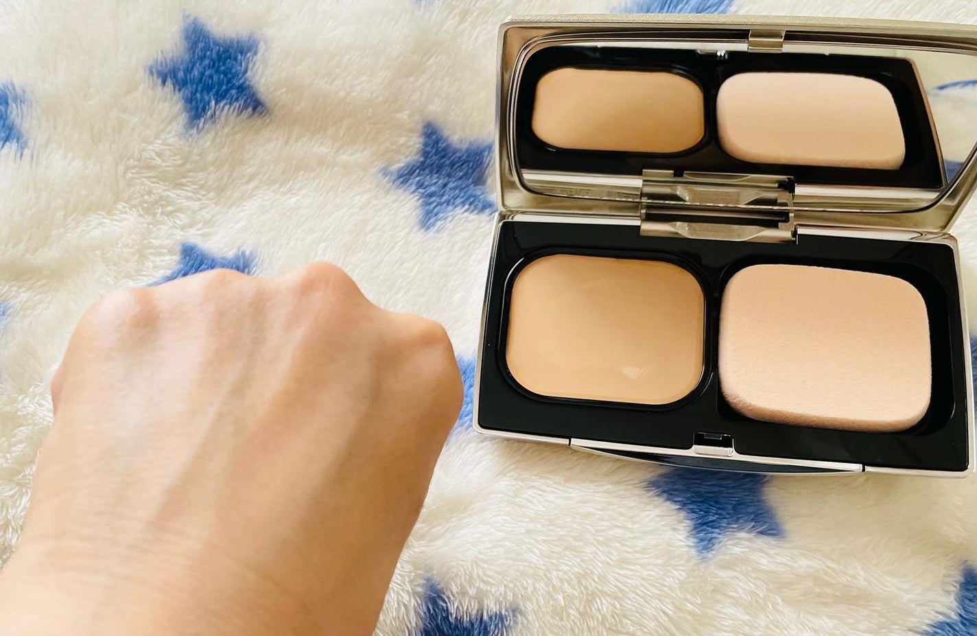 akana on LIPS 「-たったひと塗りで美肌に見えるファンデーションケサランパサラン..」(5枚目)