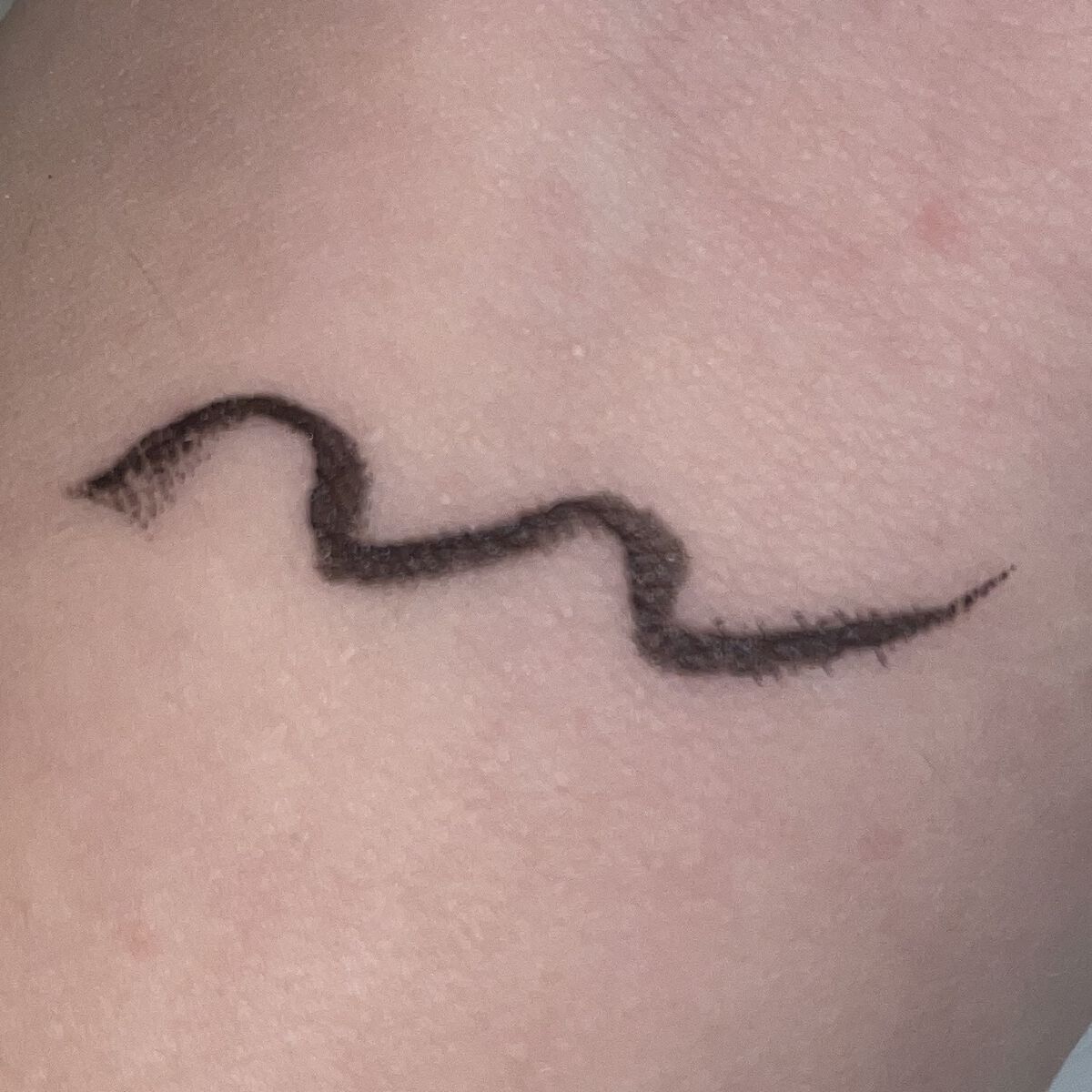 メロウドローアイライナー BK01 リアルブラック/&nd by rom&nd/リキッドアイライナーを使ったクチコミ（2枚目）