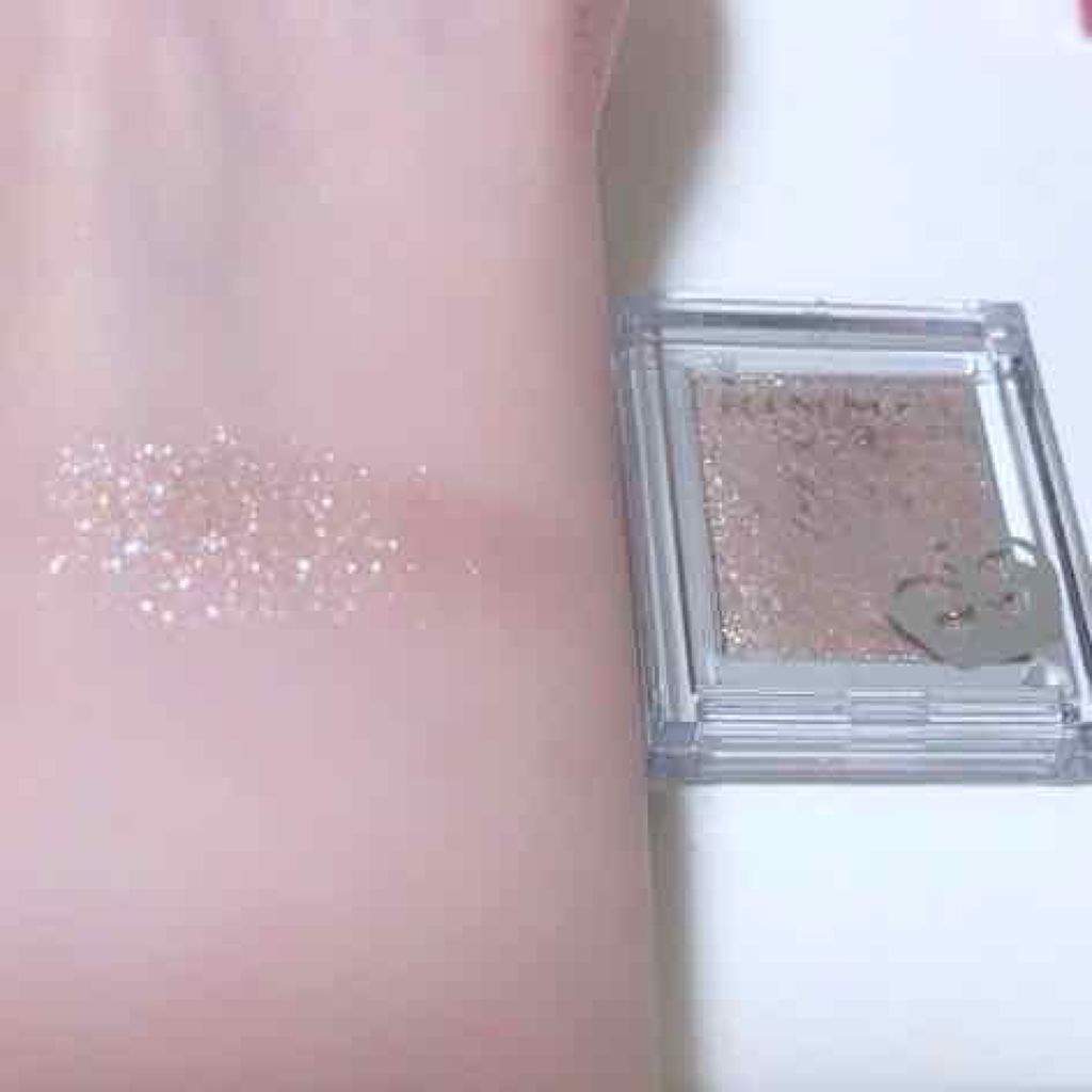 →2枚目動画目アップ注意⚠️

就活中でなかなか思うように更新できない😂
レビュー投稿したいコスメが溜まっているんです〜〜

アディクションのシャドウに似てると噂のあった、
リンメル プリズムパウダーアイカラー 004 モダンブラウンのカ