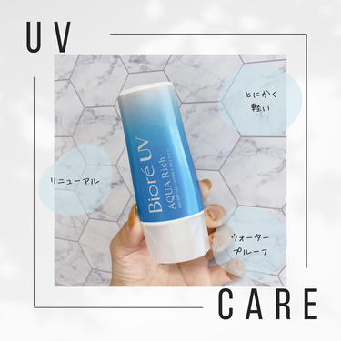 【Biore UV アクアリッチ　ウォータリージェル】

たしかに感動的に軽い！
リニューアルしたBioreの日焼け止め、
数年ぶりに使ったらめっちゃ良くなっててハマりました。

商品ページやパッケージからとにかく「軽い」推しで
おいおいほんとかよと思って使ってみたら
ほんとに軽かった（爆笑）

伸びが良くてスーーッと塗り広げられるのでストレスフリー、
肌にピタッと密着してくれるので服やカバンへに付く事も無く
付けてることを忘れるくらいつっぱらず違和感なし！
（ちなみにリニューアル前は服やカバンに色移りするのがめっちゃ嫌だった）

身体用に使うには最高◎
紫外線吸収剤タイプなので白浮きもしません。
外に出ることが多い方、日焼け止めのストレスから解放されたい方には
是非使ってみてほしい商品◎

アクアリッチからはジェルタイプとエッセンスタイプが出ていて
どちらも成分とか効果はほぼほぼ差はなく
塗った時のみずみずしさが若干違うかなという印象。

ちなみに私は日焼け止めを身体に塗った時の
肌のつっぱる感じとかなんか塗ってる感じとかが
大嫌いなのでなるべく化粧水のようにさらっとみずみずしく
いてほしいタイプなのでエッセンス派でした！
でもジェルも全然好きだった◎

エッセンスとジェルの比較も投稿予定なので
気になる方は是非チェックして✌

Bioreからもいろんなシリーズ出てて全部気になるので
ゆっくりドラストで買い集めていけたらいいな～（金欠）

スキンケアの中で日焼け止めが一番消費するので
おすすめの日焼け止めがあったら是非教えてください♡
使ったことないやつだったら絶対買います（だから金欠）

以上！

#日焼け止め #おすすめの日焼け止め #skincare #スキンケア #biore #bioreUV #aquarich #アクアリッチ #ウォータリーエッセンス #ウォータリージェル #サンスクリーン #プチプラ #デパコス #ドラストコスメ #軽い日焼け止め #ビオレ #ビオレUVの画像 その0