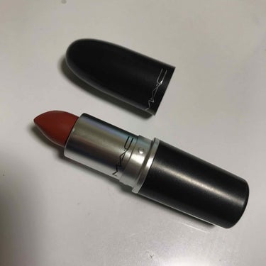 💄M·A·C リップスティック  チリ
赤に少し茶が入ったとっても好きな色です^^
誰でも使いやすい色だと思います！
2枚目は1度塗りとティッシュオフ後です
#MAC #リップスティック #チリ
#はじ