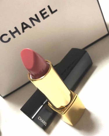 CHANEL
ルージュアリュール337 
カメリアローズドゥシャネル

はじめてのシャネルのルージュ✨
ケース？パケ？が限定デザインで、普段はCHANELマークがある部分がカメリアのお花のマークになって