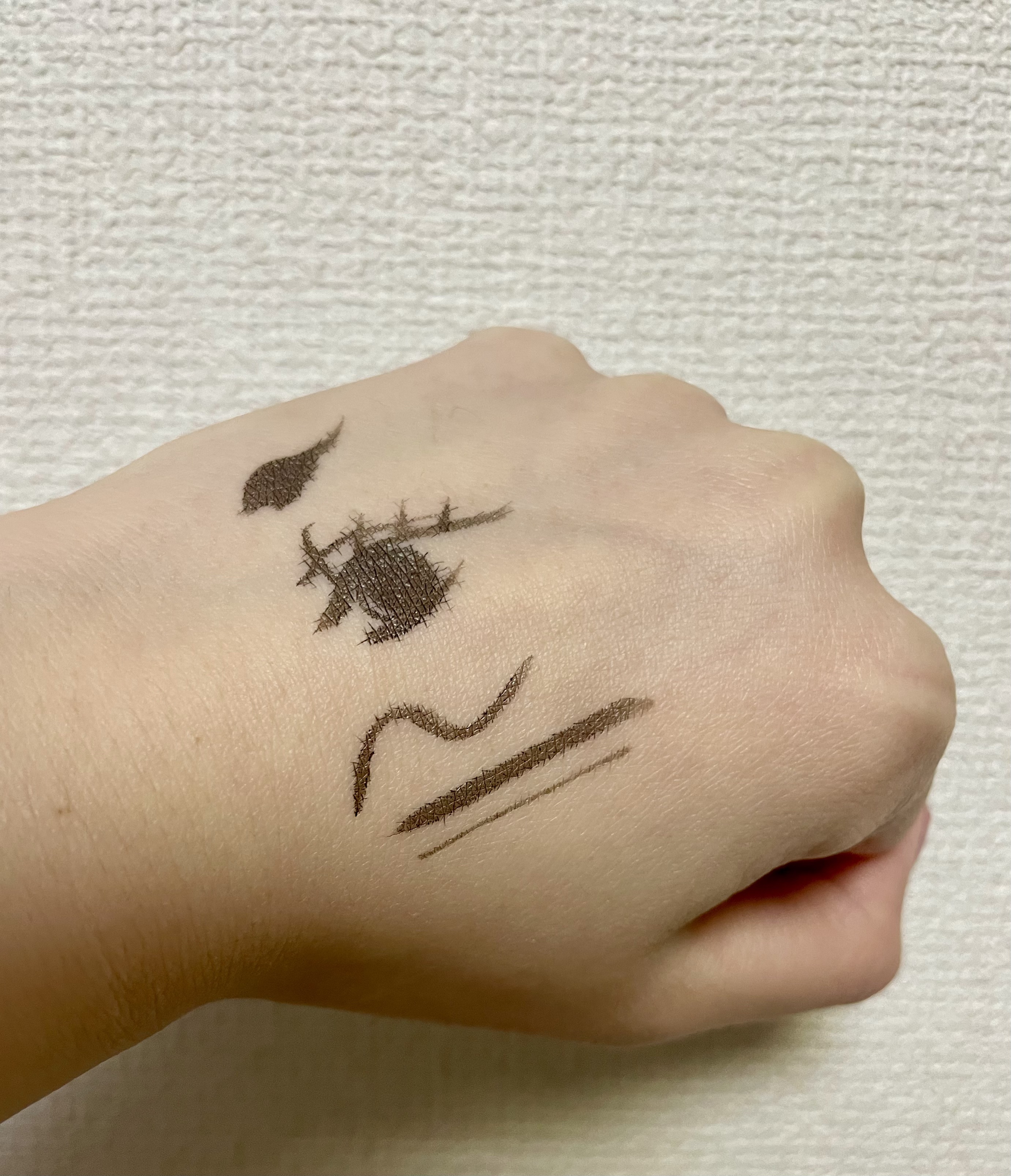 wakemake リアルアッシュブラシアイライナーのクチコミ「9月に韓国に行ってきまして、オリーブヤングでコスメを買ってきました♪

オリヤン購入品レビュー.....」（3枚目）