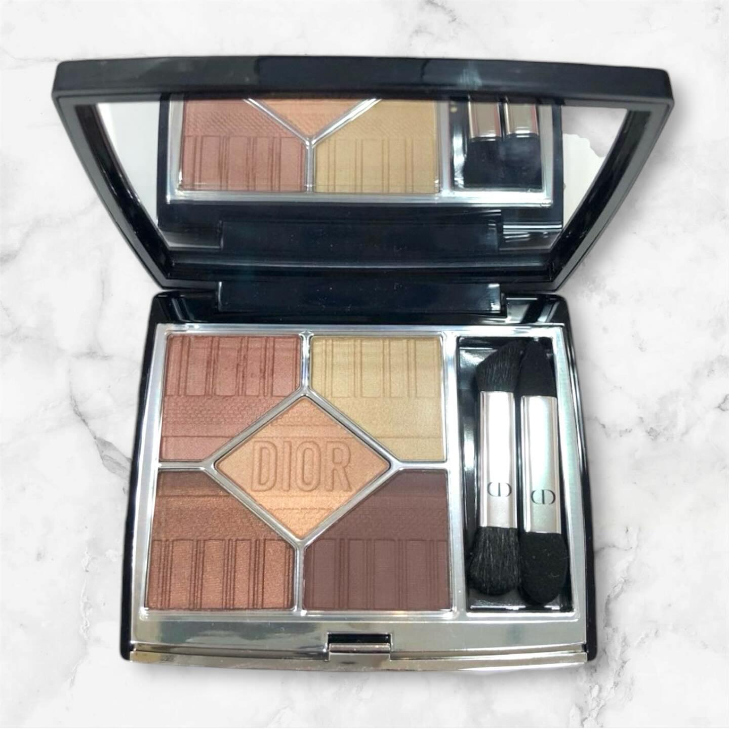 779リビエラ

ブラウン系の豊富な色合いが揃ったアイシャドウパレットです。
このパレットは、さまざまなテクスチャーが組み合わさっており、立体感のある目元を簡単に演出できます。
⁡
暖かみのあるブラウンと、アクセントとして使える深いトーンが