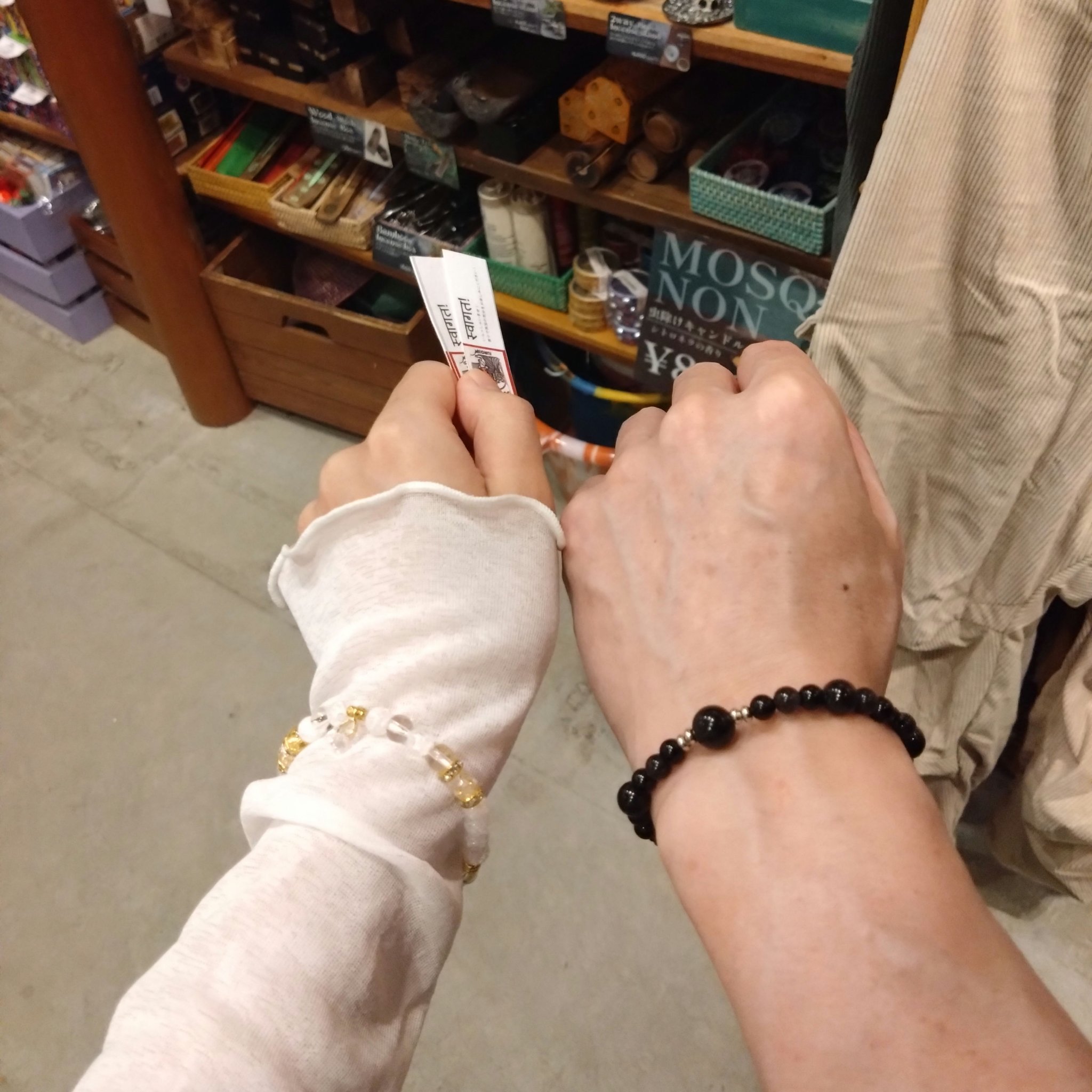 イケメン兄との旅行から戻りました！！
おそろい（？）のブレスレット買ってきたよ🤭
私が繊細ヒステリックわがまま女なので
年が離れてなかったらこんな仲良しじゃなかったと思う😑💦

LIPSに関して
諸事情につき、今後はゆる～く活動してい