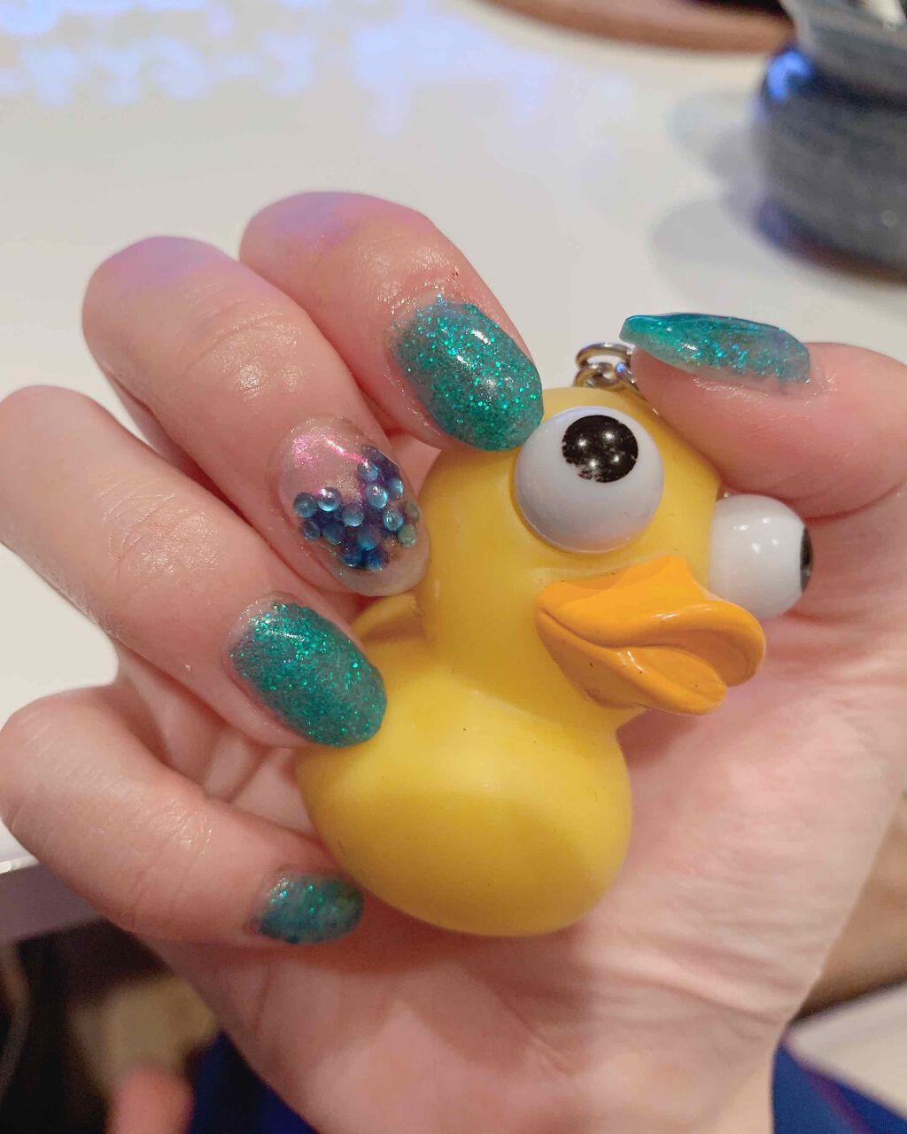 キラキララメラメネイル！
クリアジェルにラメを混ぜ混ぜしてキラッキラに！後から薄ーく青を塗って少し色味を落ち着かせてみました。
片手に1匹ずつ蝶々をストーンで🦋あしらって
デザインしてみました。
夏だからこれくらいやる！