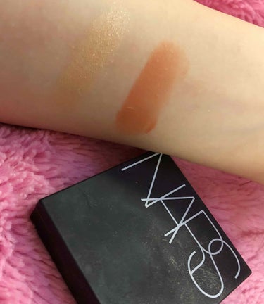 NARS デュアルインテンシティーブラッシュ 5505

ケース汚くてごめんなさい😂😂😂
磨いてから写真撮ろうと思って磨いておいたら息子が遊んでました😂😂😂

オレンジ系のチークです。
明るいほうの色は