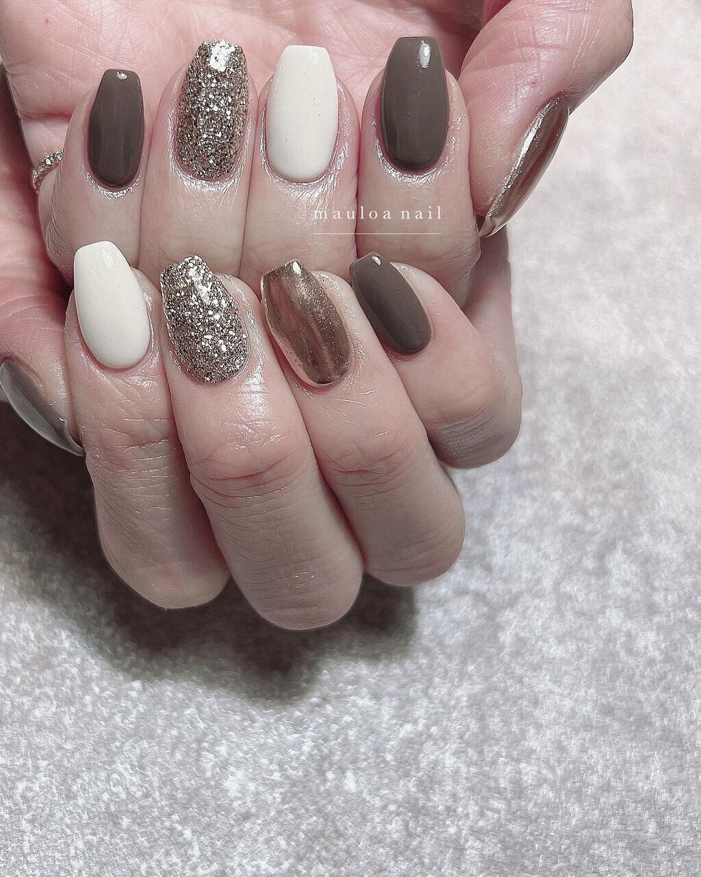 #白ネイル,#ネイル,#アートネイル,#冬ネイル,#ミラーアートネイル,#リングネイル,#ブラウンネイル,#ジュエリーネイル,#ミラーネイル,#手書きアートネイル,#ハートネイル,#パーツネイル,#ミラーネイル,#シルバーアクセネイル,#冬ネイル,#天王寺ネイルのネイルデザイン