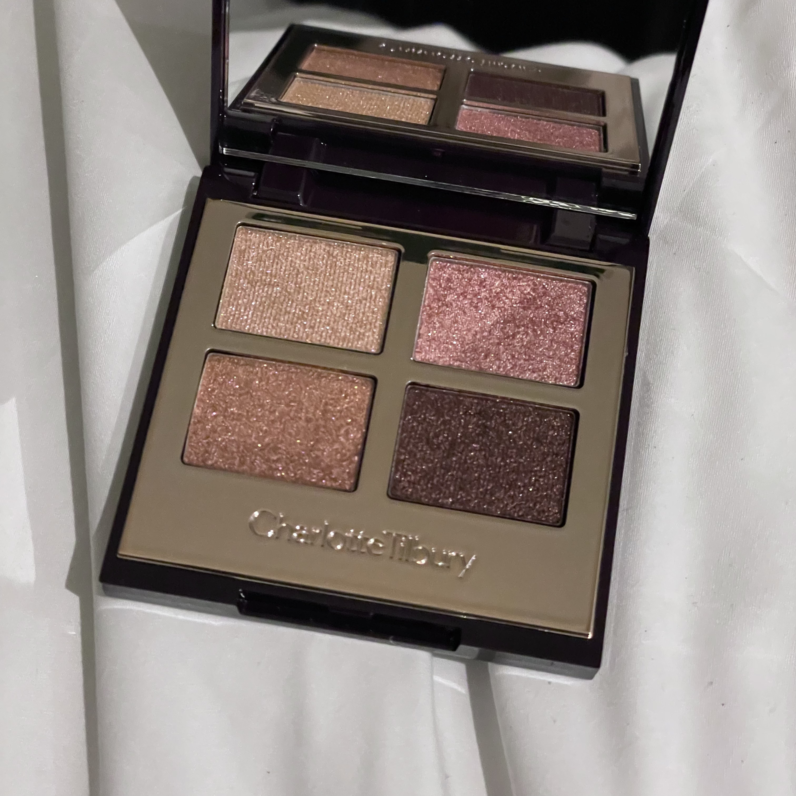 Charlotte Tilbury ダズリングダイヤモンズラグジュアリーパレットオブポップスのクチコミ「タイで購入するのはおすすめしません🇹🇭❤️可愛すぎる海外コスメ！！！

なぜおすすめしないかと.....」（2枚目）