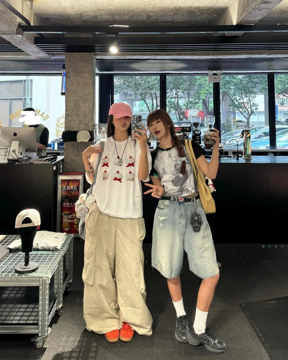 ひとみ on LIPS 「友情がすぐに応じてくれるととても幸せです#コーデ#韓国コーデ#..」(3枚目)