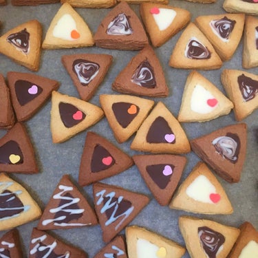 雑談ですが、バレンタインが近いのでクッキー作りました🍪🍪🍪

結構時間かかっちゃった😅
思ってたよりも意外と難しかって…
真ん中の三角のところにチョコを入れるのが1番難しかったなぁ🤔

美味しく仕上がっ