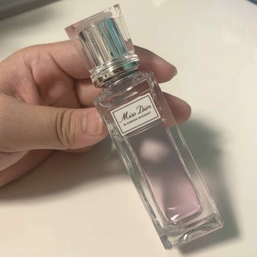Diorの大人気の香水💕
:
ミスディオールかジャドールかで
ものすごく迷いましたが
可愛らしい香りのものを探していたので
ミスディオールを購入しました😊✨
:
お財布に相談したところ
ローラーのタイプ