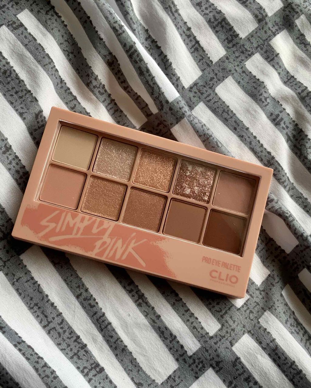 fresh_glow_min on LIPS 「CLIO#プロアイパレットの色味紹介💗青みピンクってよりは、ブ..」(2枚目)