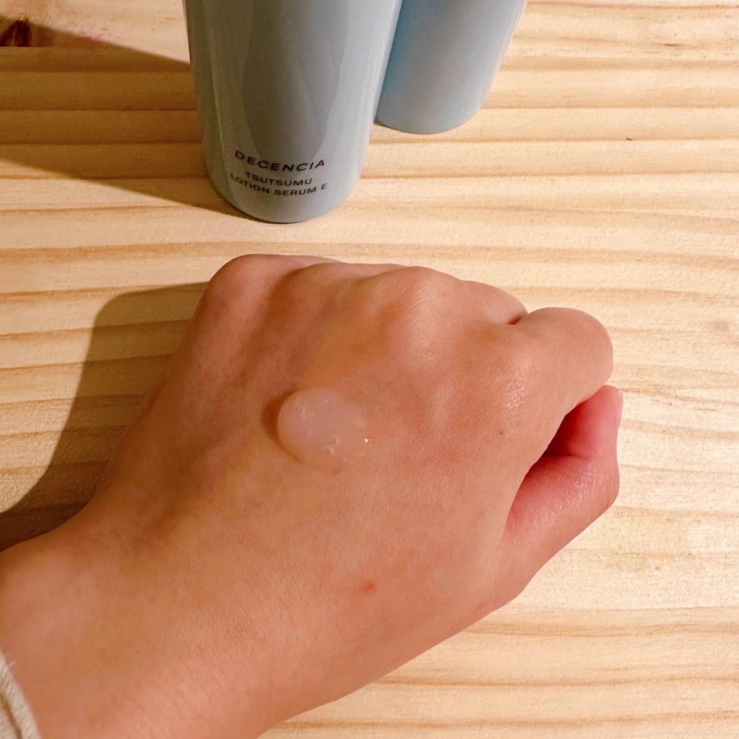 DECENCIA ディセンシア つつむ ローションセラム Eのクチコミ「【ディセンシア つつむ ローションセラムE】
トロッとした水々しいテクスチャーで
広げると徐々.....」（3枚目）