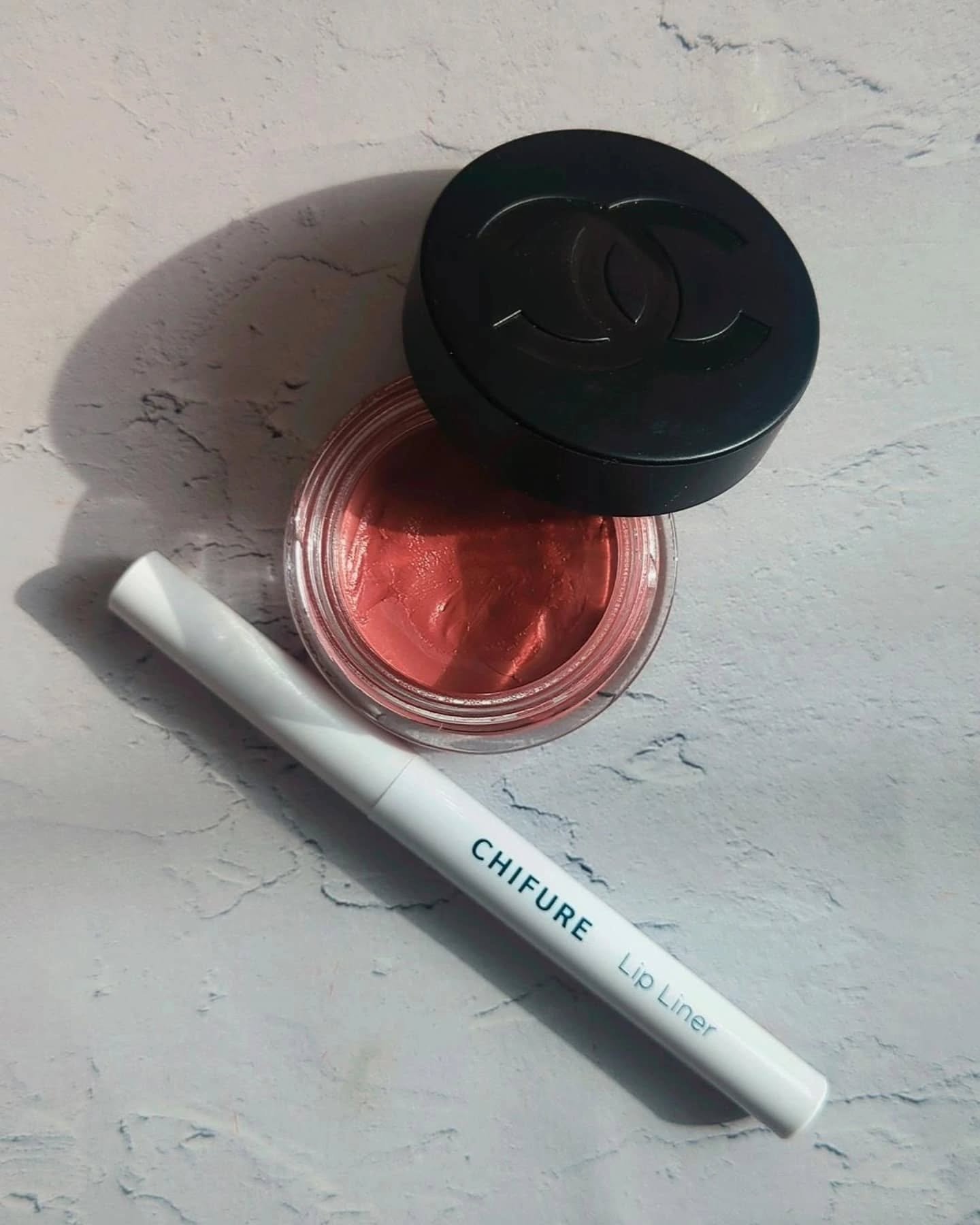 #ちふれ のリップライナー 143ピンク系が
#chanelbeauty の #リップアンドチークボーム
5 #ライヴリーローズウッド とビッタビタだった…

人中短縮と口角リフトアップ効果を狙い
リップライナーが欲しいと思っていたところ
