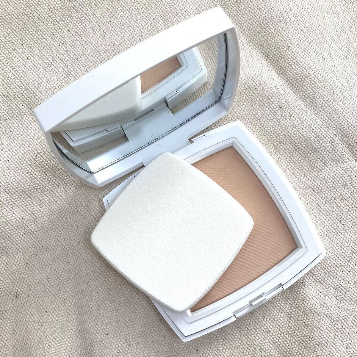 シャネル ル ブラン コンパクト ラディアンス 12 ベージュ ロゼ 12g ル ブラン コンパクト ラディアンス 12 ベージュ ロゼ / CHANEL